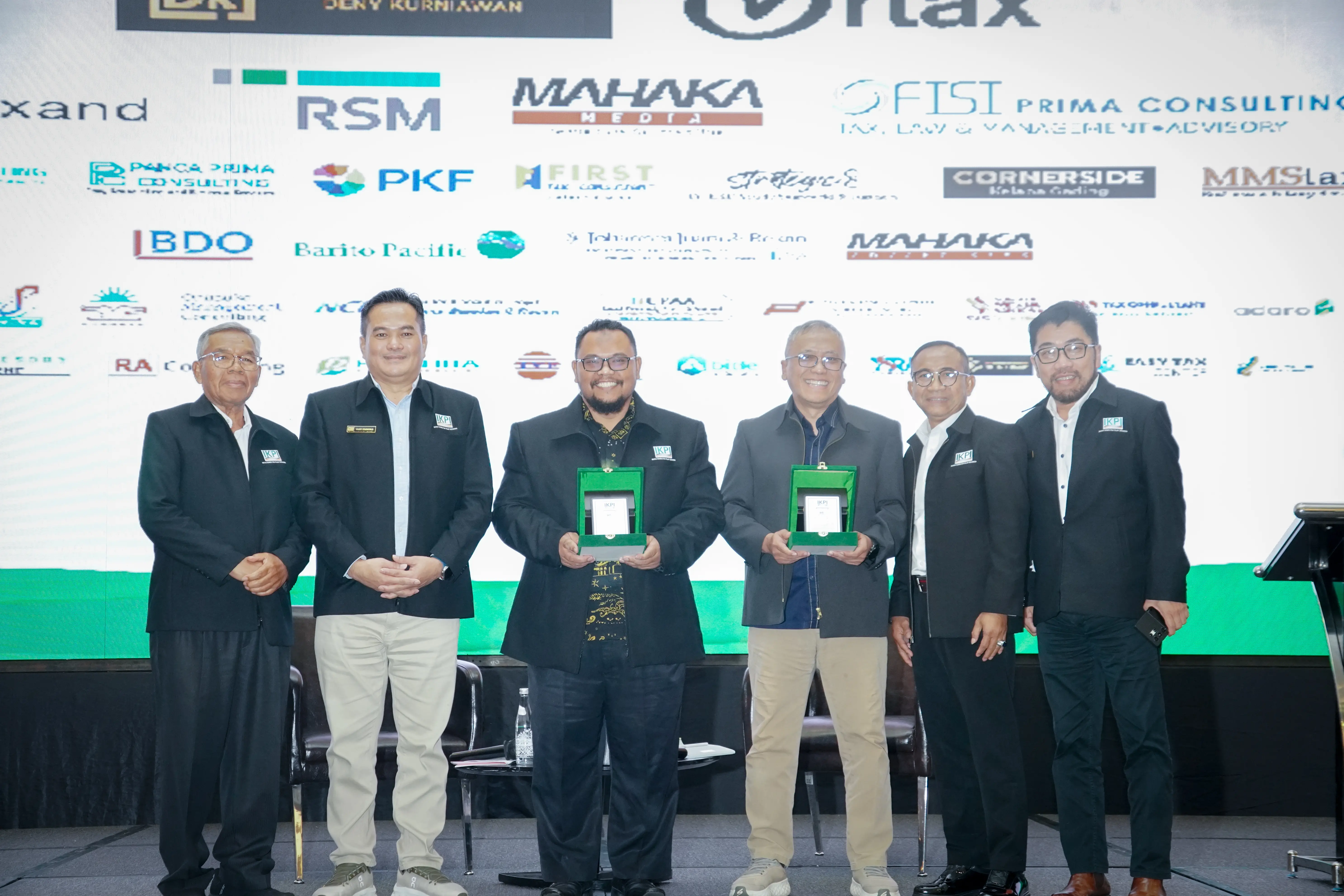 Ikatan Konsultan Pajak Indonesia (IKPI) sukses menyelenggarakan Seminar Nasional sekaligus merayakan Hari Ulang Tahun (HUT) yang ke-61. Acara bergengsi ini berlangsung selama dua hari, tepatnya pada tanggal 26 dan 27 Agustus 2026.